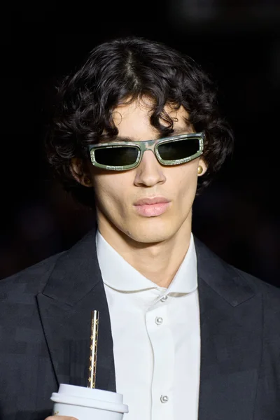 Look 10